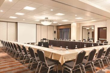 هتل Embassy Suites Louisville East