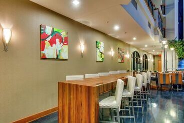 هتل Embassy Suites Louisville East