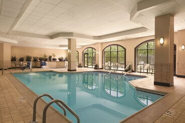 هتل Embassy Suites Louisville East