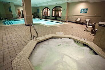 هتل Embassy Suites Louisville East