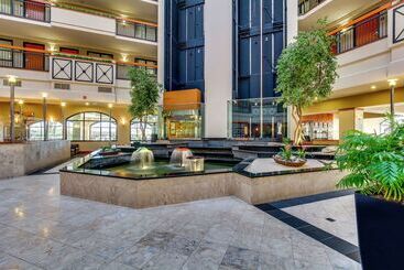 هتل Embassy Suites Louisville East