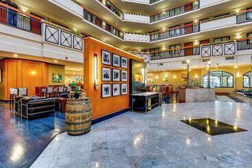 هتل Embassy Suites Louisville East