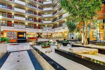 هتل Embassy Suites Louisville East