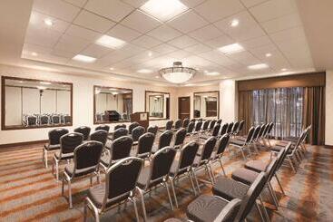 هتل Embassy Suites Louisville East