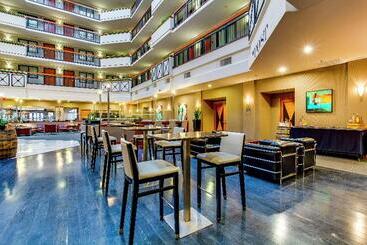 هتل Embassy Suites Louisville East