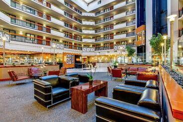 هتل Embassy Suites Louisville East