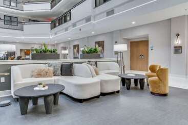 هتل Embassy Suites Louisville East