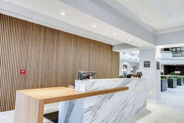 هتل Embassy Suites Louisville East