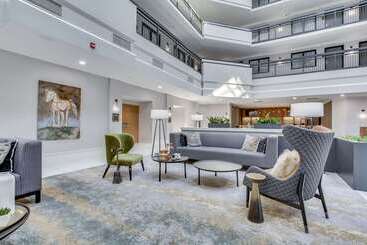 هتل Embassy Suites Louisville East