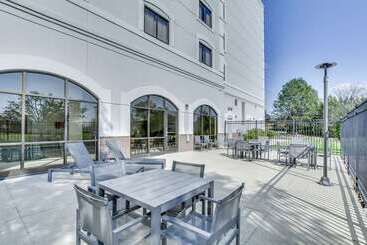 هتل Embassy Suites Louisville East