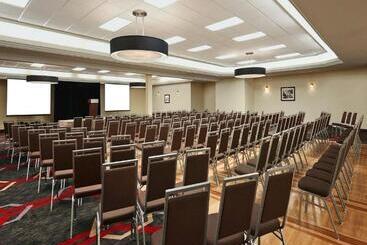 هتل Four Points By Sheraton Edmonton South