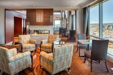 هتل Hilton Lacleamy