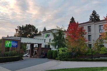 هتل Holiday Inn Express And Suites Surrey, An Ihg