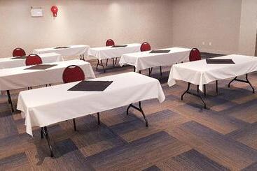 هتل Holiday Inn Express And Suites Surrey, An Ihg