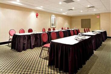 هتل Holiday Inn Express And Suites Surrey, An Ihg