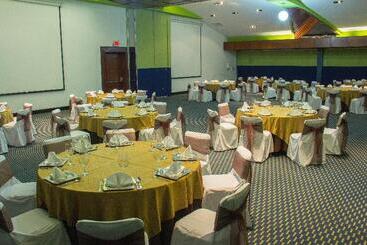 هتل Holiday Inn Queretaro Zona Diamante, An Ihg