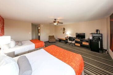 هتل Howard Johnson By Wyndham Winnipeg West