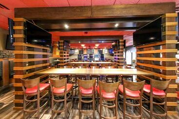 هتل Howard Johnson By Wyndham Winnipeg West