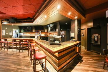 هتل Howard Johnson By Wyndham Winnipeg West