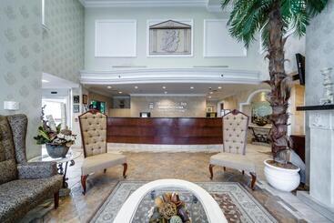 هتل Monte Carlo Inn Brampton