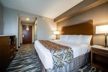 هتل Monte Carlo Inn Brampton