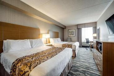 هتل Monte Carlo Inn Brampton