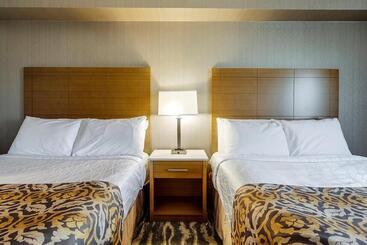 هتل Monte Carlo Inn Brampton