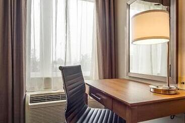 هتل Monte Carlo Inn Brampton