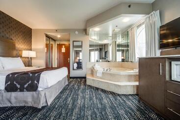 هتل Monte Carlo Inn Brampton