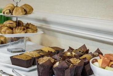 هتل Monte Carlo Inn Brampton
