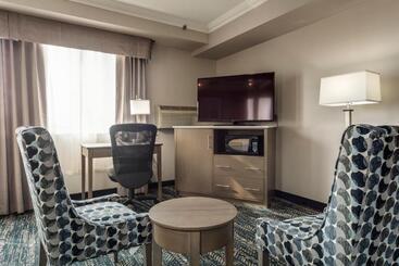 هتل Monte Carlo Inn Brampton