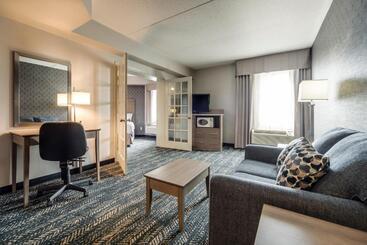 هتل Monte Carlo Inn Brampton