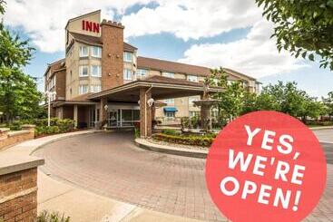 هتل Monte Carlo Inn Brampton