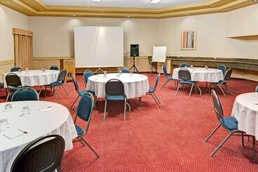 هتل Quality Inn & Suites Edmonton International Airport