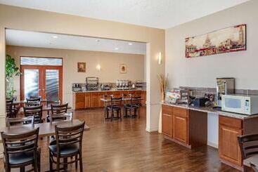 هتل Quality Inn & Suites Edmonton International Airport