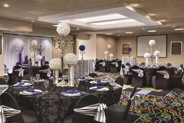 Radisson Hotel Dallas North Addison