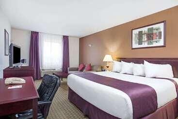 Ramada By Wyndham Red Deer Hotel & Suites