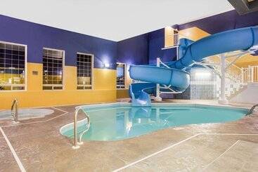 Ramada By Wyndham Red Deer Hotel & Suites