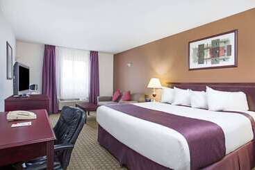 Ramada By Wyndham Red Deer Hotel & Suites