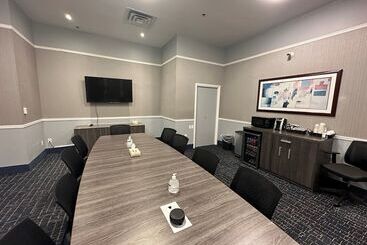 هتل Divya Sutra Plaza And Conference Centre Calgary Airport
