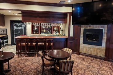 هتل Divya Sutra Plaza And Conference Centre Calgary Airport