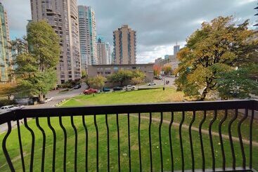 هتل Divya Sutra Suites On Robson Downtown Vancouver