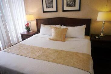 هتل Divya Sutra Suites On Robson Downtown Vancouver