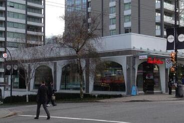 هتل Divya Sutra Suites On Robson Downtown Vancouver