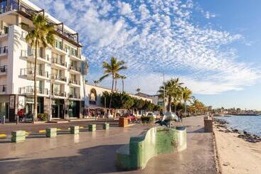 هتل Seven Crown La Paz Malecon
