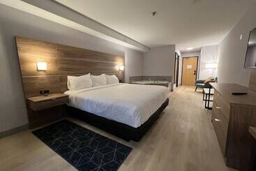 فندق Super 8 By Wyndham Cornwall On