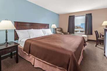 هتل Super 8 By Wyndham Edmonton South