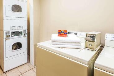 هتل Super 8 By Wyndham Edmonton South