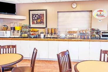 هتل Super 8 By Wyndham Edmonton South
