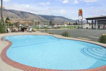 هتل Super 8 By Wyndham Kamloops East